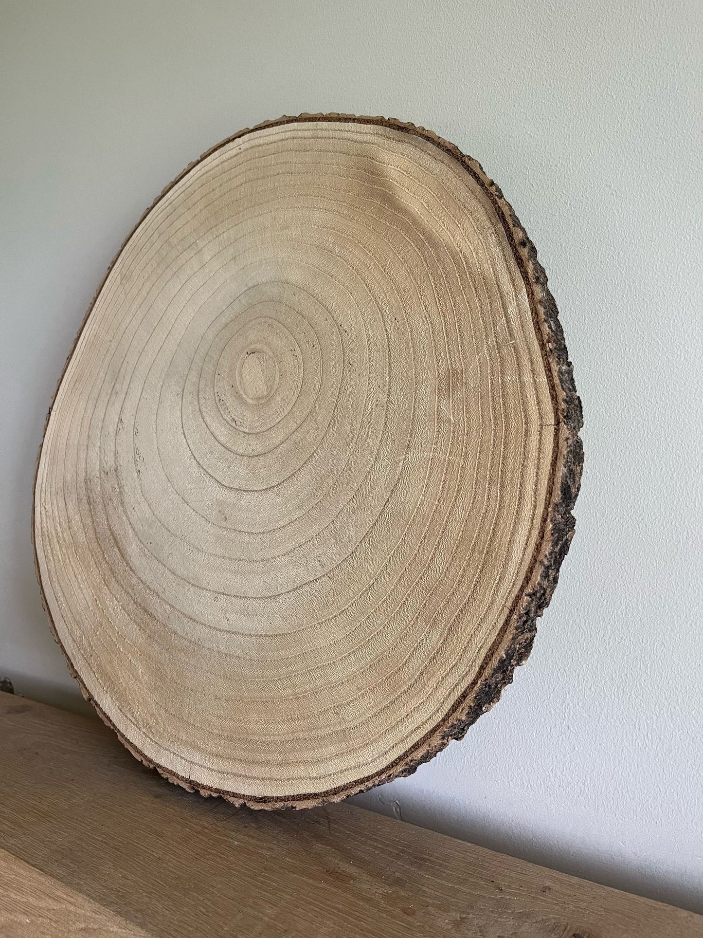 Houten boomschijf taartenplateau