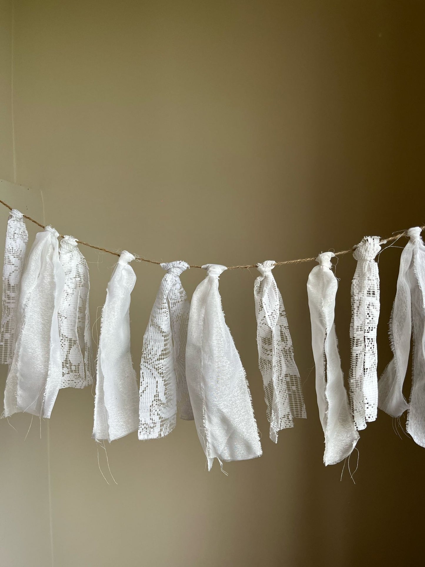 Witte stofjes slinger