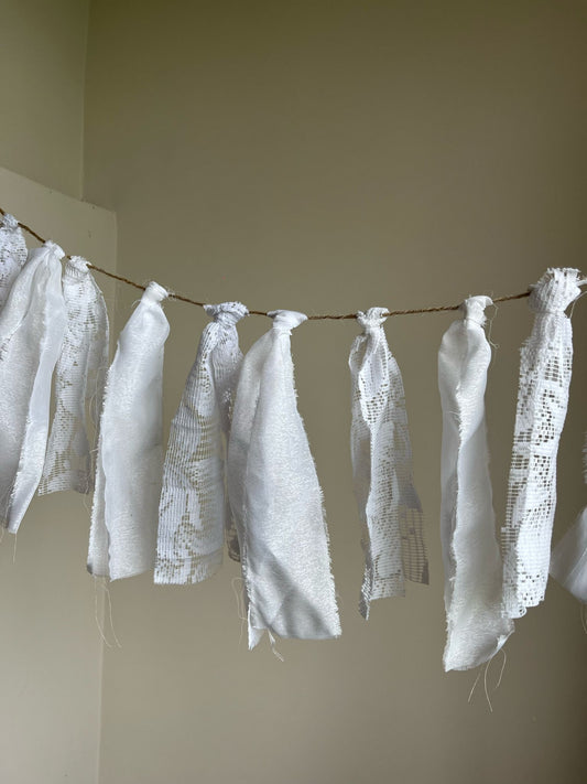 Witte stofjes slinger